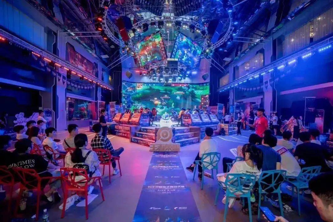 而库里的两 而库里的两